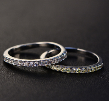 Fashionable Women's Ring with Diamonds