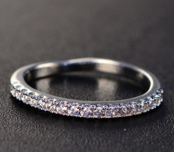 Fashionable Women's Ring with Diamonds