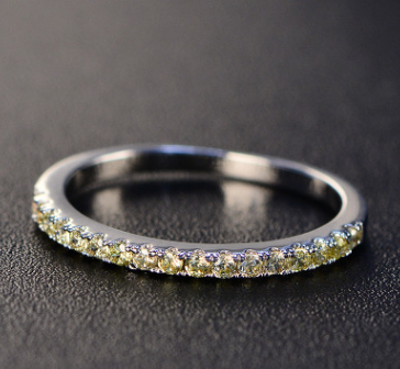 Fashionable Women's Ring with Diamonds